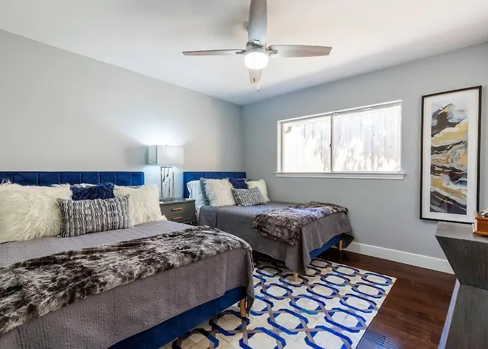 5 Bdr Modern Home With A Firepit, Heated Pool & Spa
