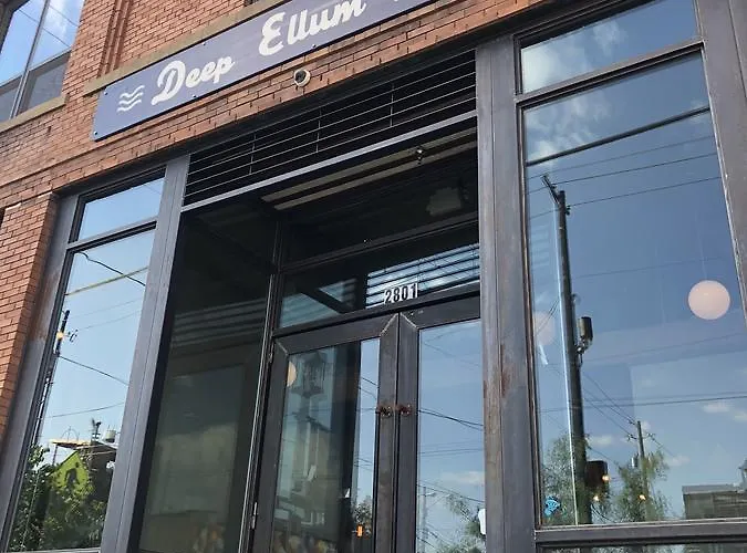 Pet Friendly hotel: Deep Ellum Hostel - Adults Only